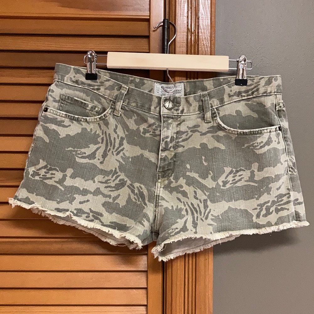 CURRENT/ELLIOTT The Boyfriend camo shorts